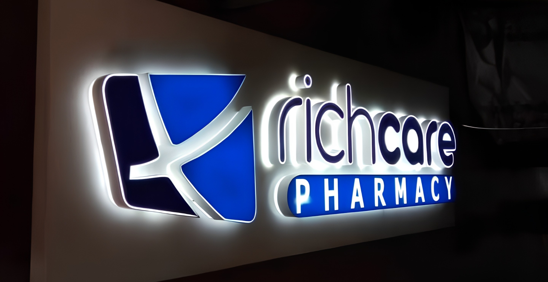 Office reception logos create strong first impressions with elegant 3D designs tailored to reflect your corporate identity.